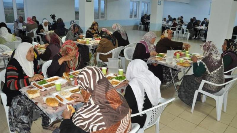 قرية تركية يلتقي سكانها على مائدة إفطار واحدة Image