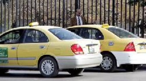سائق "تاكسي" يعثر على حقيبة بداخلها 2200 دينار Image