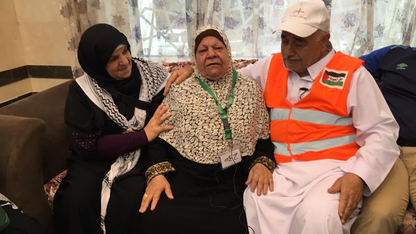 الحج يجمع عائلة فلسطينية بعد فراق دام 17 عامًا Image