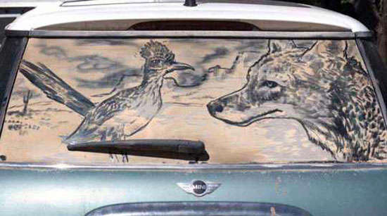 رسام يرسم لوحات على غبار السيارات Image