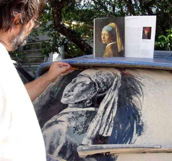 رسام يرسم لوحات على غبار السيارات Image
