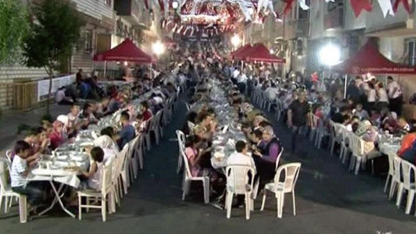 قرية تركية يلتقي سكانها على مائدة إفطار واحدة Image