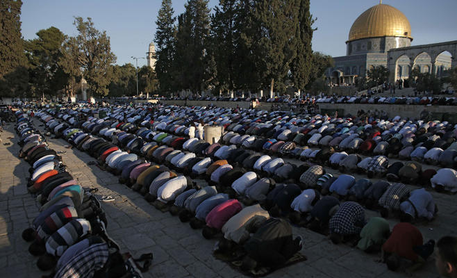 220 الفاً يؤدون صلاة العيد في الاقصى. Image