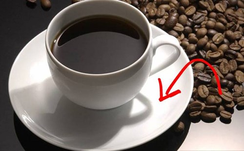 سر الصحن الصغير تحت فنجان القهوة  Image