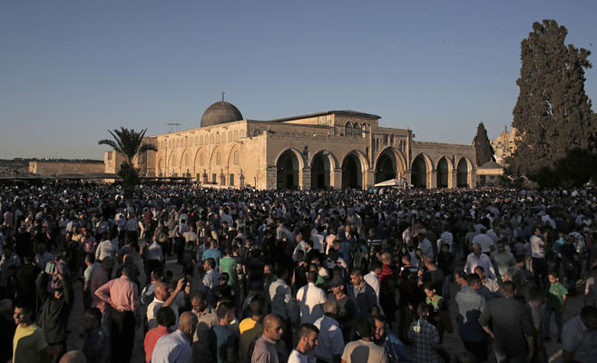 220 الفاً يؤدون صلاة العيد في الاقصى. Image