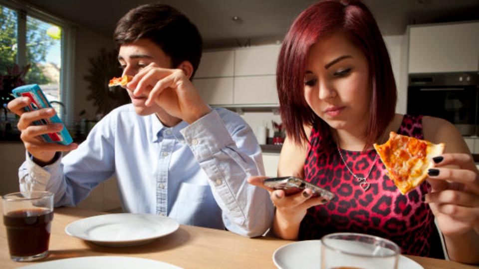 احذر من استخدام هاتفك أثناء تناول الطعام Image