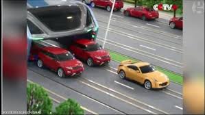 باص يبتلع السيارات في الصين  Image