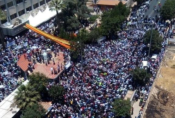 الآلاف يحتشدون امام النقابات رفضاً لقانون الضريبة Image