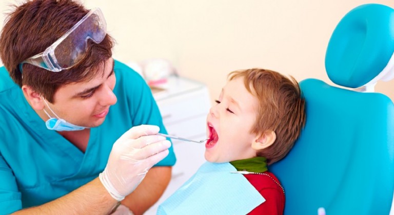 متى تصطحبين طفلك إلى طبيب الأسنان لأول مرة؟ Image