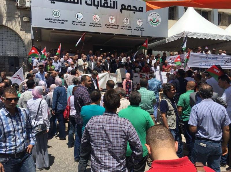 الآلاف يحتشدون امام النقابات رفضاً لقانون الضريبة Image