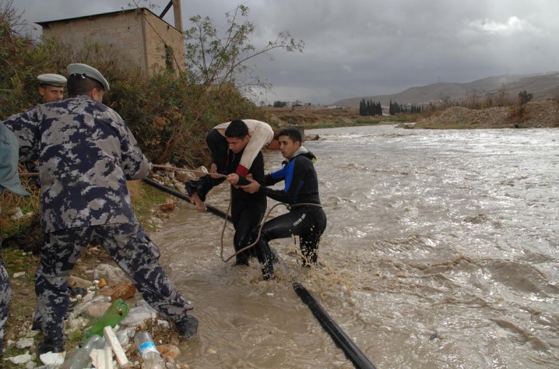 14 وفاة بمداهمة مياه الأمطار البحر الميت و22 اصابة Image