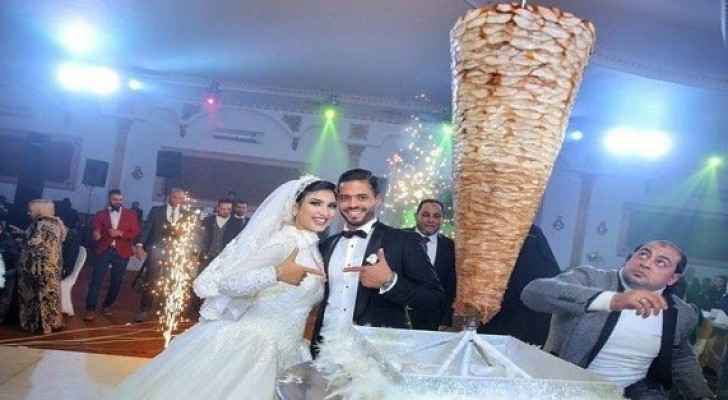 عروسان مصريان يستبدلان 'تورتة' الزفاف بسيخ شاورما Image