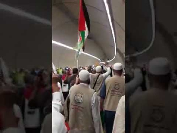 حجاج يرفعون العلم الفلسطيني بمنى ويهتفون للأقصى  Image