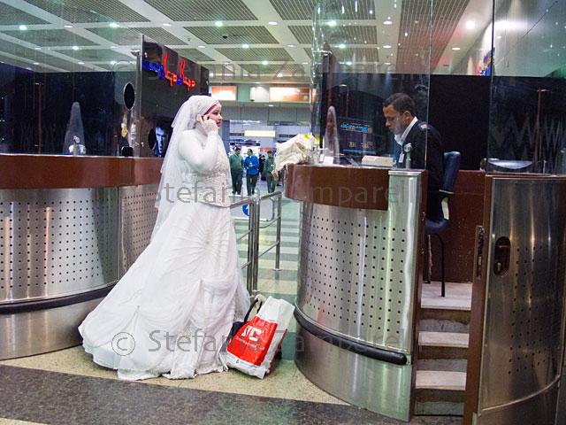 هرب من عروسه حين التقاها في مطار Image