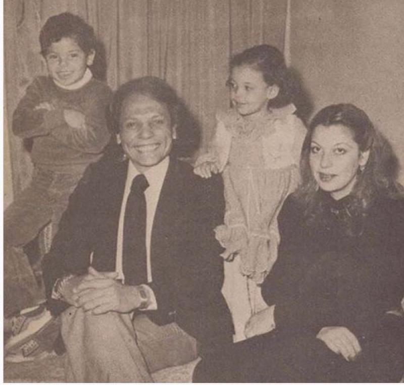 عادل إمام في صورة نادرة مع زوجته وأولاده Image