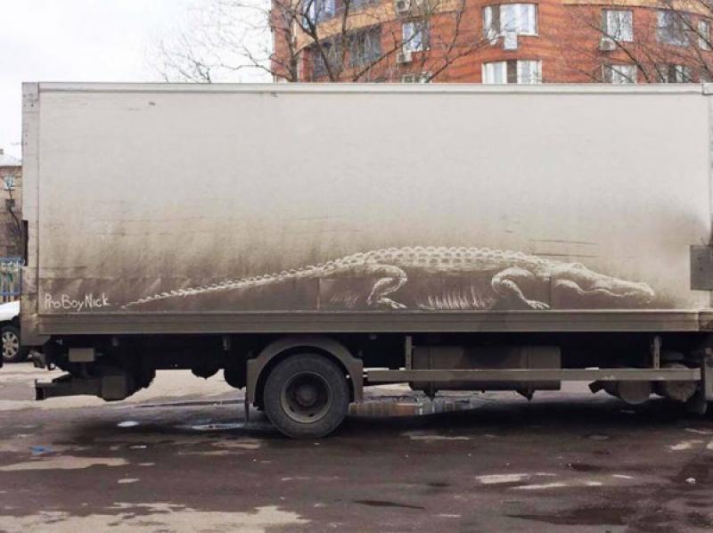 فنان روسي يحول غبار السيارات للوحات فنية Image