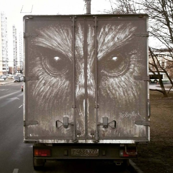 فنان روسي يحول غبار السيارات للوحات فنية Image