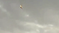 طائرة عسكرية روسية تشتعل في السماء  ..  وقائدها يقفز وينجو