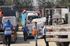 1063 شاحنة مساعدات دخلت قطاع غزة خلال الأسبوع الحالي