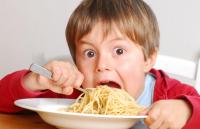 كيف تتصرفين لو لاحظت أن طفلك دائم الشعور بالجوع؟ 