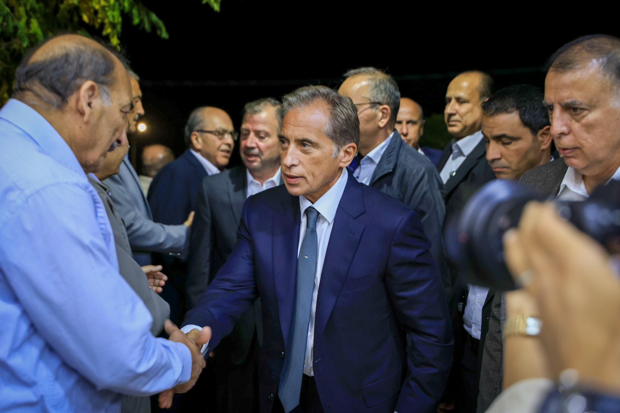 حسان يقدم واجب العزاء بشهداء كنيسة الكرك