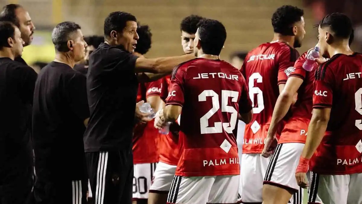 تحول ناري  ..  لاعبو الأهلي المصري ينقلبون على الحسين عموتة