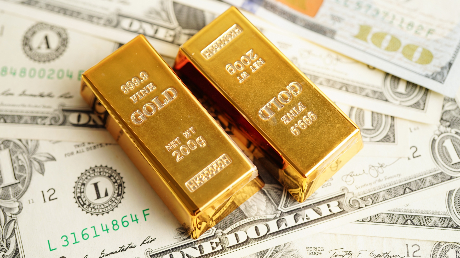 الذهب يتراجع مع تعزيز بيانات التضخم الأميركية