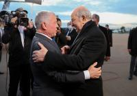 الملك والرئيس الجزائري يتبادلان الأوسمة 