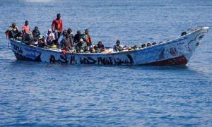 خفر السواحل ينقذون 124 مهاجرًا قبالة جزر الكناري الإسبانية