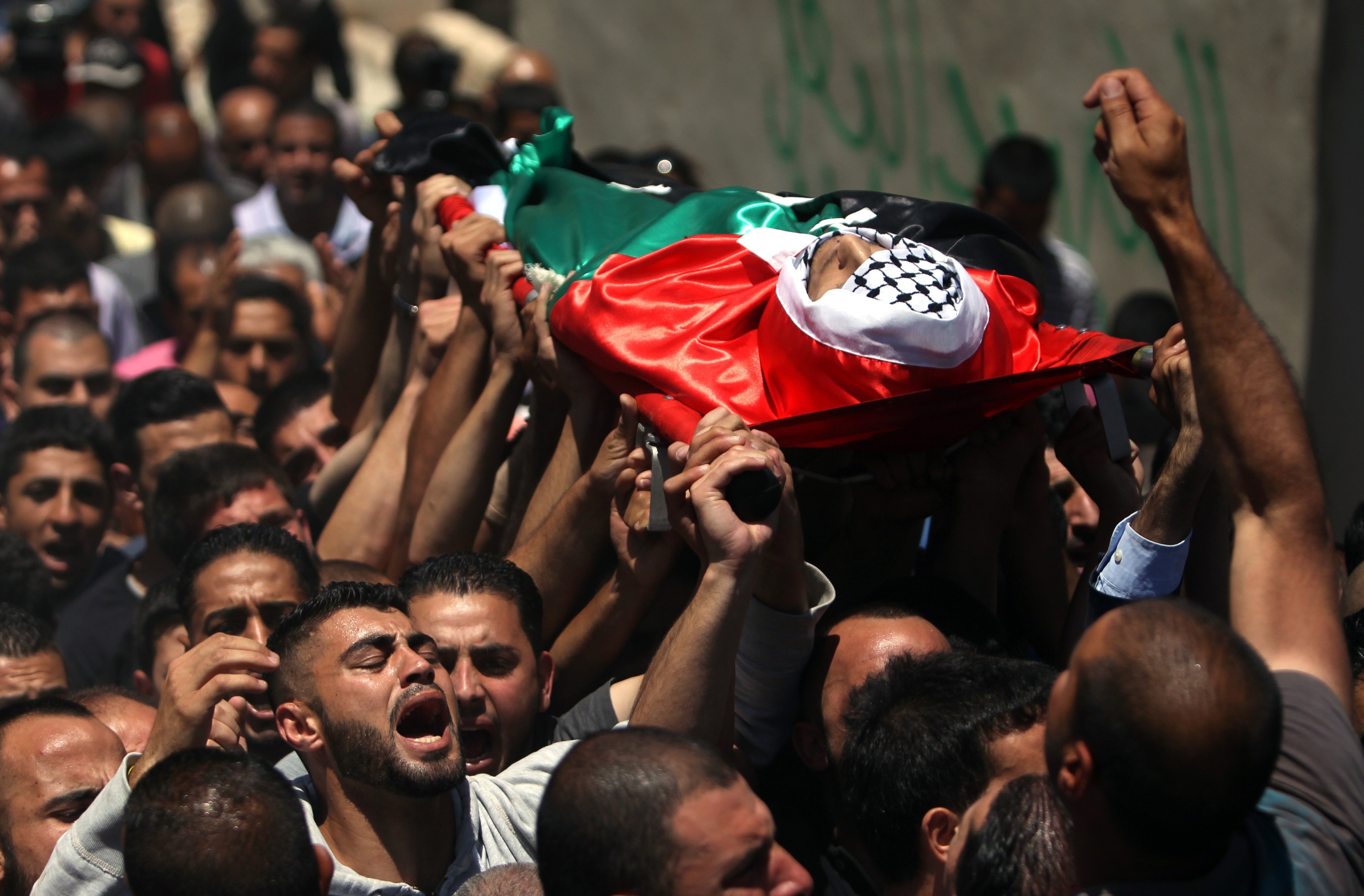 ارتفاع حصيلة شهداء غزة الى 212 شهيدا و 1400 اصابة Image