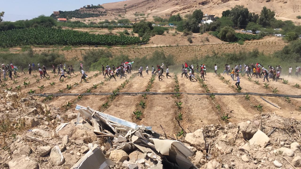 متظاهرون يكسرون الطوق الامني نحو الحدود مع فلسطين Image