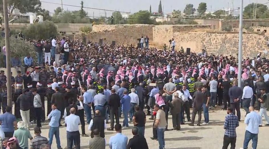 مندوبا عن الملك  ..  حسان يشارك في مراسم تشييع شهداء كنيسة حمود