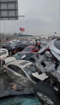 إصابات بتصادم 100 سيارة بالصين