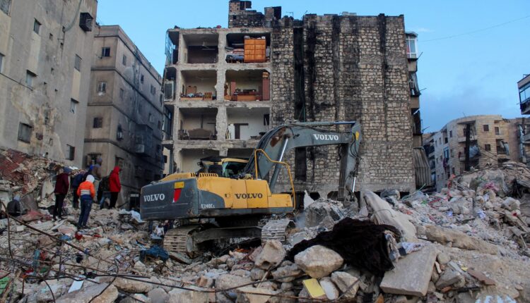 62 فلسطينيًا قتلوا بالزلزال المدمر بسوريا وتركيا Image