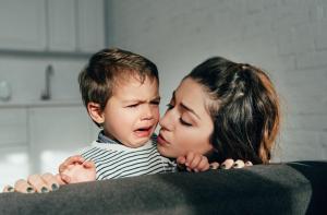 كيف تواجه غضب طفلك وتعلمه السيطرة على مشاعره؟