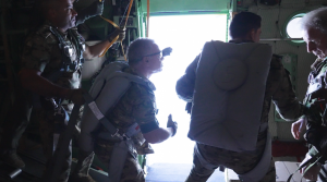 الملك يشارك في عمليات الإنزال الجوي للمساعدات لأهل غزة - صور وفيديو 