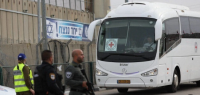 خروج حافلة الأسرى الفلسطينيين المفرج عنهم من سجن عوفر 