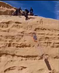 إنقاذ شخص سقط من أعلى شق صخري في الديسة