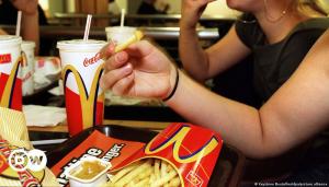 موظف سابق في "ماكدونالدز" يكشف أسرار الهوس بمطاعم الوجبات السريعة