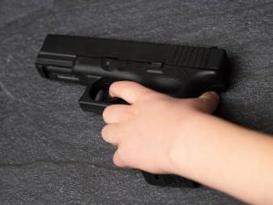 طفل عمره 3 سنوات يطلق النار على نفسه بمسدس والدته