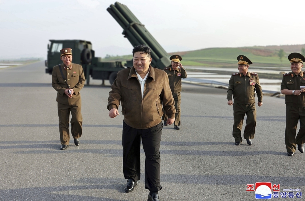 كيم يشرف على اختبار قاذفة صواريخ جديدة