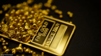 الذهب يتجه إلى تسجيل أفضل أداء شهري منذ أكثر من عام