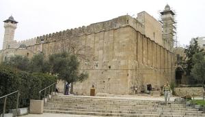 الاحتلال يهدم الدرج التاريخي للمسجد الإبراهيمي بالخليل