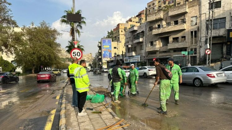 أمانة عمّان تتعامل ميدانياً مع تداعيات المنخفض الجوي