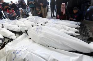 انتشال جثامين 18 شهيدا في خان يونس منذ صباح اليوم