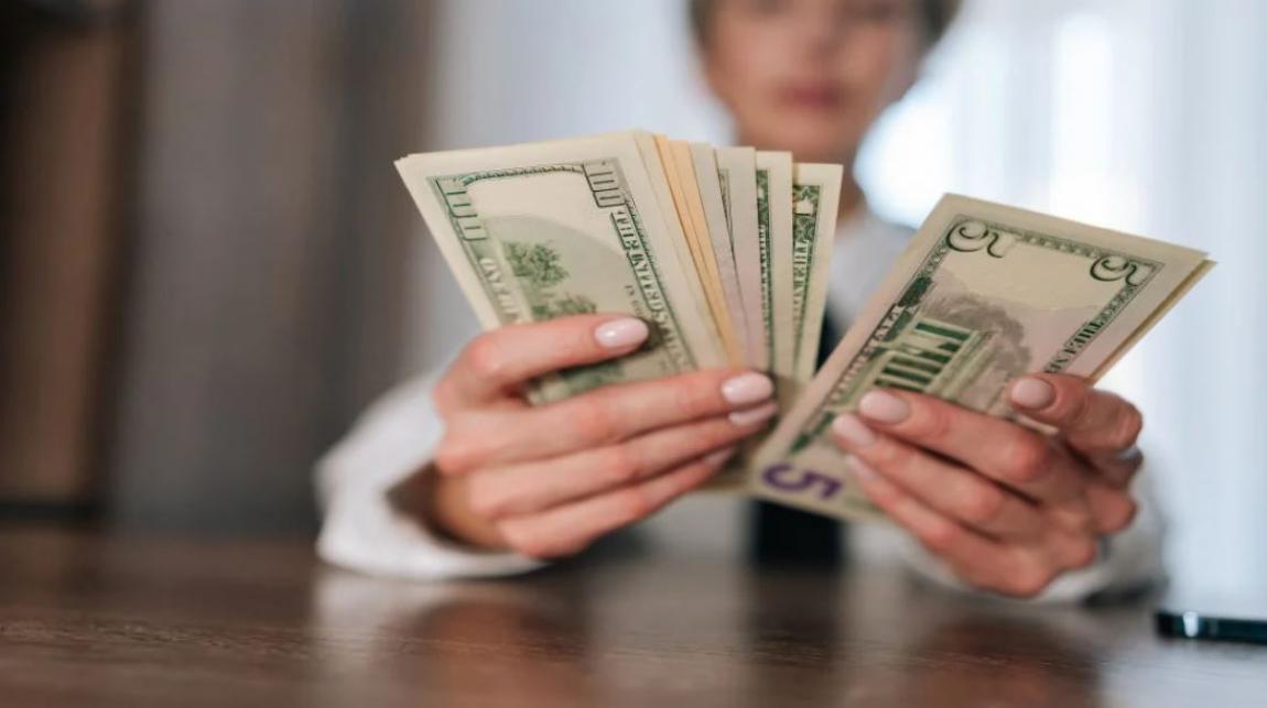 الدولار يرتفع واليورو يتراجع مع تصاعد العنف في احتجاجات فرنسا