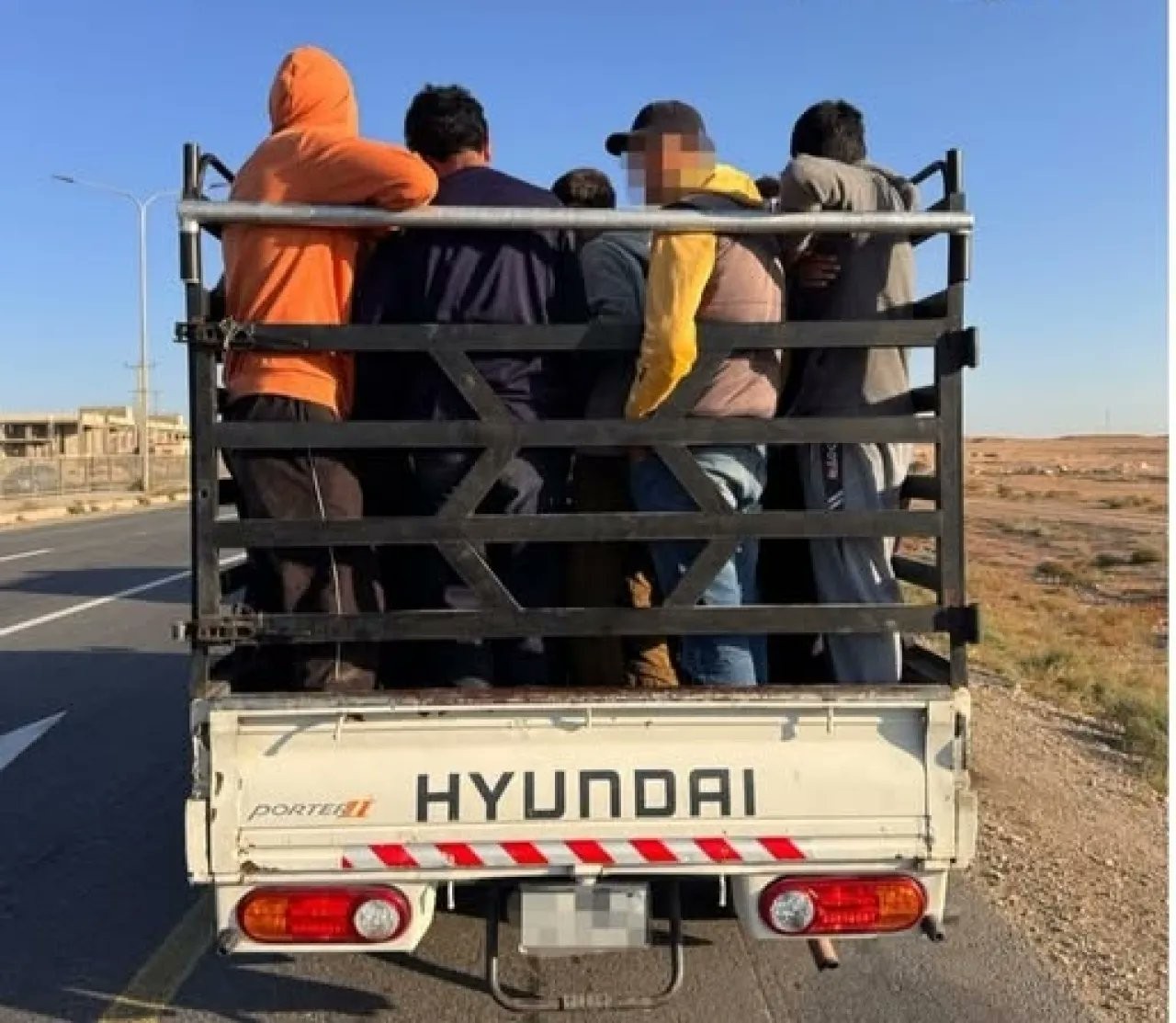 الدوريات الخارجية تضبط مركبة تقل ركابا في الصندوق الخلفي على طريق ضبعة