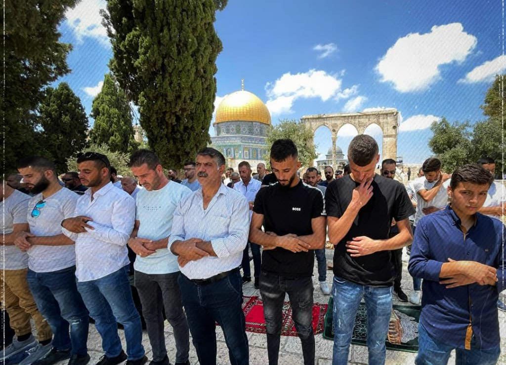 عشرات آلاف الفلسطينيين يؤدون صلاة الجمعة في الأقصى  
