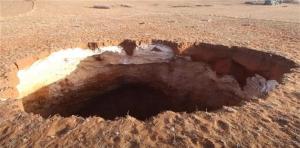 "حفرة بعمق 60 مترا" ..  تظهر فجأة وتثير الرعب في المغرب