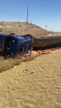 تدهور شاحنة على طريق الجامعة الهاشمية - المفرق "صور"